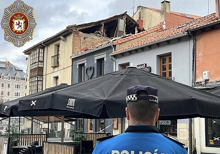 Se desploma sin heridos parte de una fachada de un edificio de la Plaza San Marcelo de León