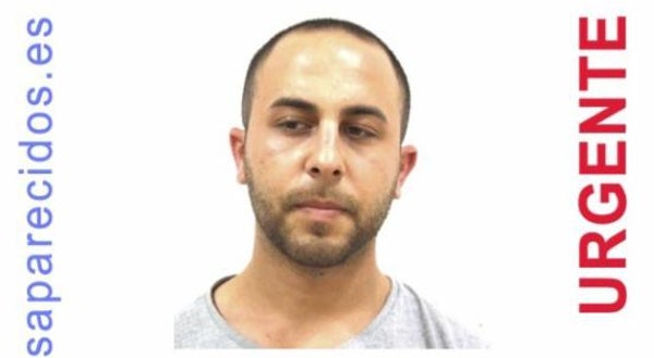 Imagen secundaria 1 - Arriba, la nave industrial de la calle Granada de Sant Andreu donde desapareció Diego. Los investigadores creen que allí fue donde Luis lo mató, para luego deshacerse de su cadáver. Sobre estas líneas, cartel que alerta de su desaparición.