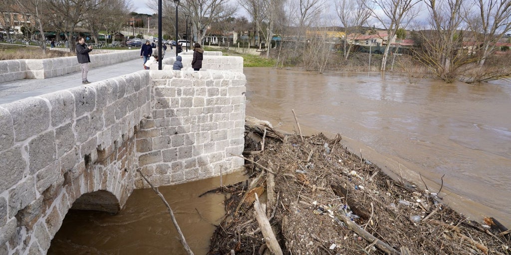 Quince carreteras cortadas en Castilla y León por nieve, inundaciones o desprendimientos