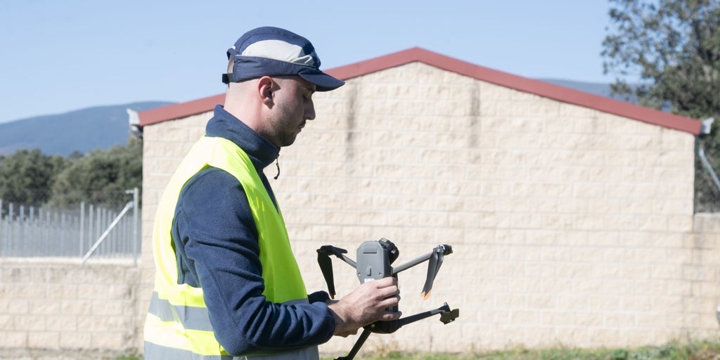 Ayuso despega su plan de drones: ayudas a empresas, un mapa de vuelo y nuevos usos