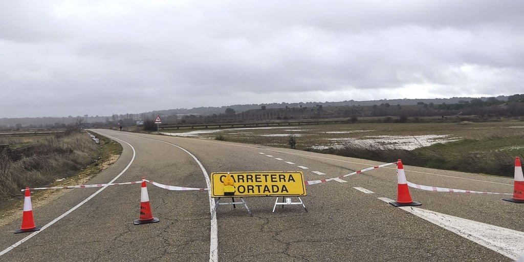 Cortada la carretera CM-4017 a su paso por Retuerta del Bullaque por presencia de agua