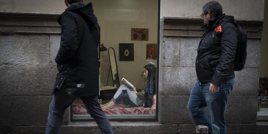 Sola y expuesta en un escaparate de Madrid durante quince días: «Me siento libre en estas cuatro paredes»