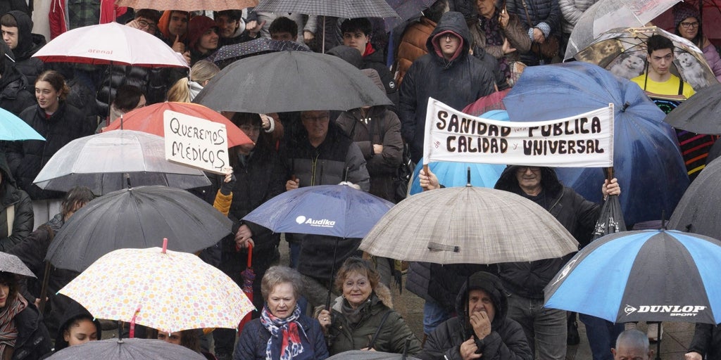 Medio millar de personas reclaman en Toreno (León) médicos que atiendan la zona básica de salud
