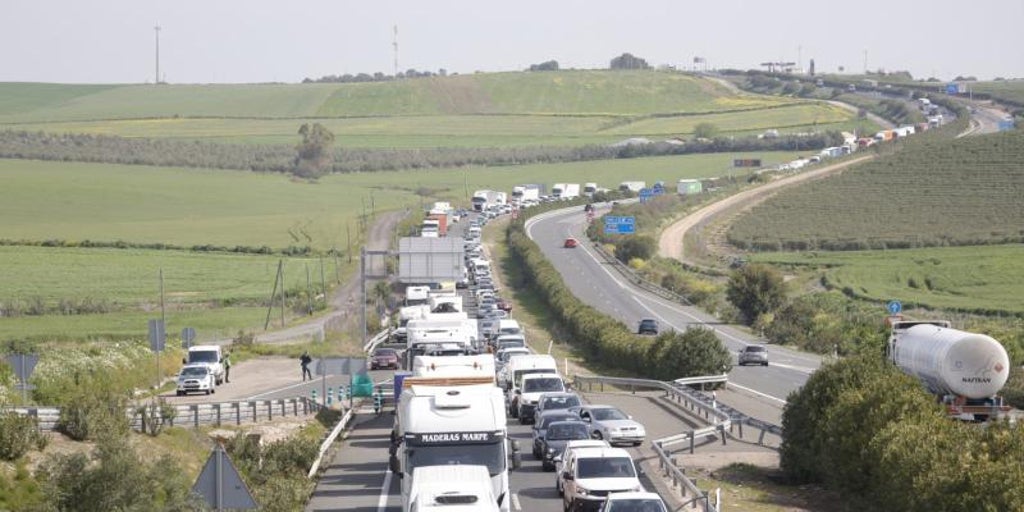 Alertan del estado de las carreteras desde Córdoba a Sevilla: «Hay un montón de coches con reventones en las ruedas»