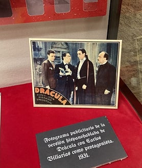 Imagem secundária 2. Acima, os autores da exposição na abertura. Abaixo à esquerda está a documentação de casos notáveis. À direita está um still do filme estrelado por Carlos Villaria.