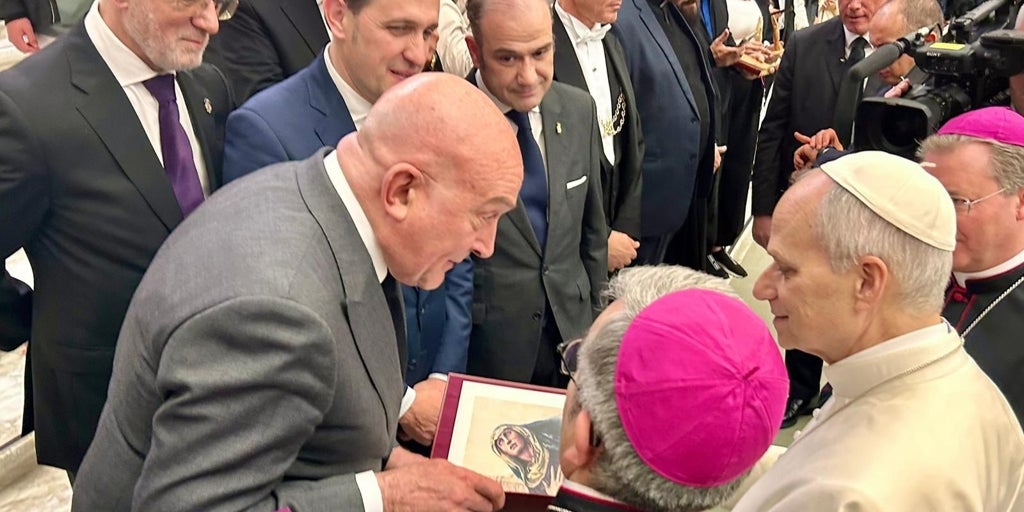 Los regalos del alcalde de Valladolid al Papa León IX: un ejemplar de 'El Hereje' y una reproducción del cartel de Semana Santa