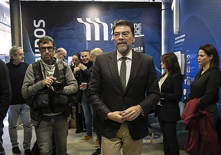 El alcalde de Alicante descarta dimitir por el escándalo de las viviendas y cuenta con el apoyo de Llorca y de Genova