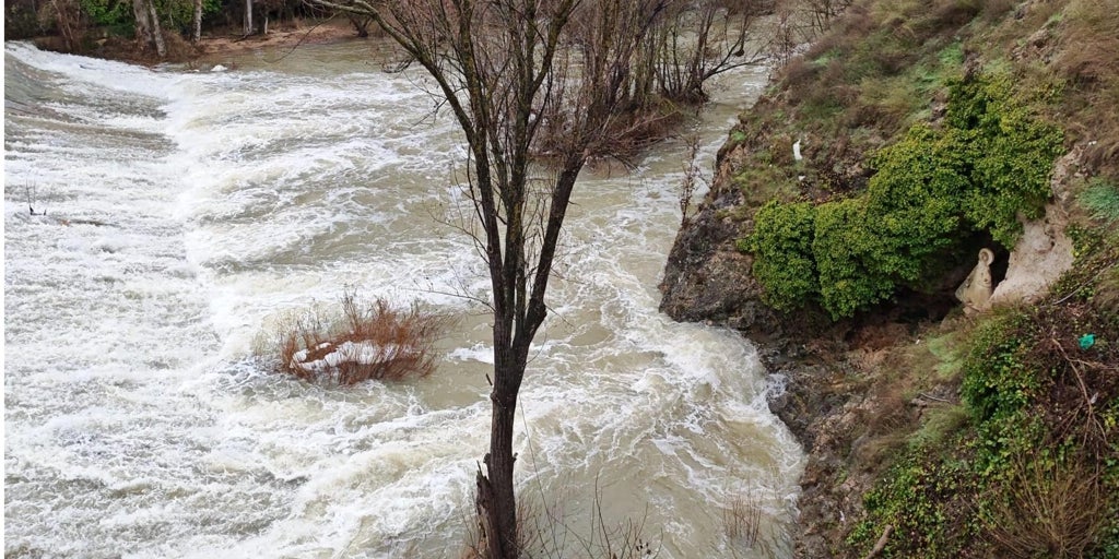 El caudal del Júcar se dispara en Cuenca por encima de los 250 m3/s y pasa a nivel rojo