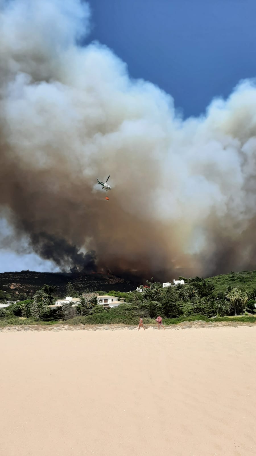 Un nuevo incendio forestal pone en jaque a Tarifa