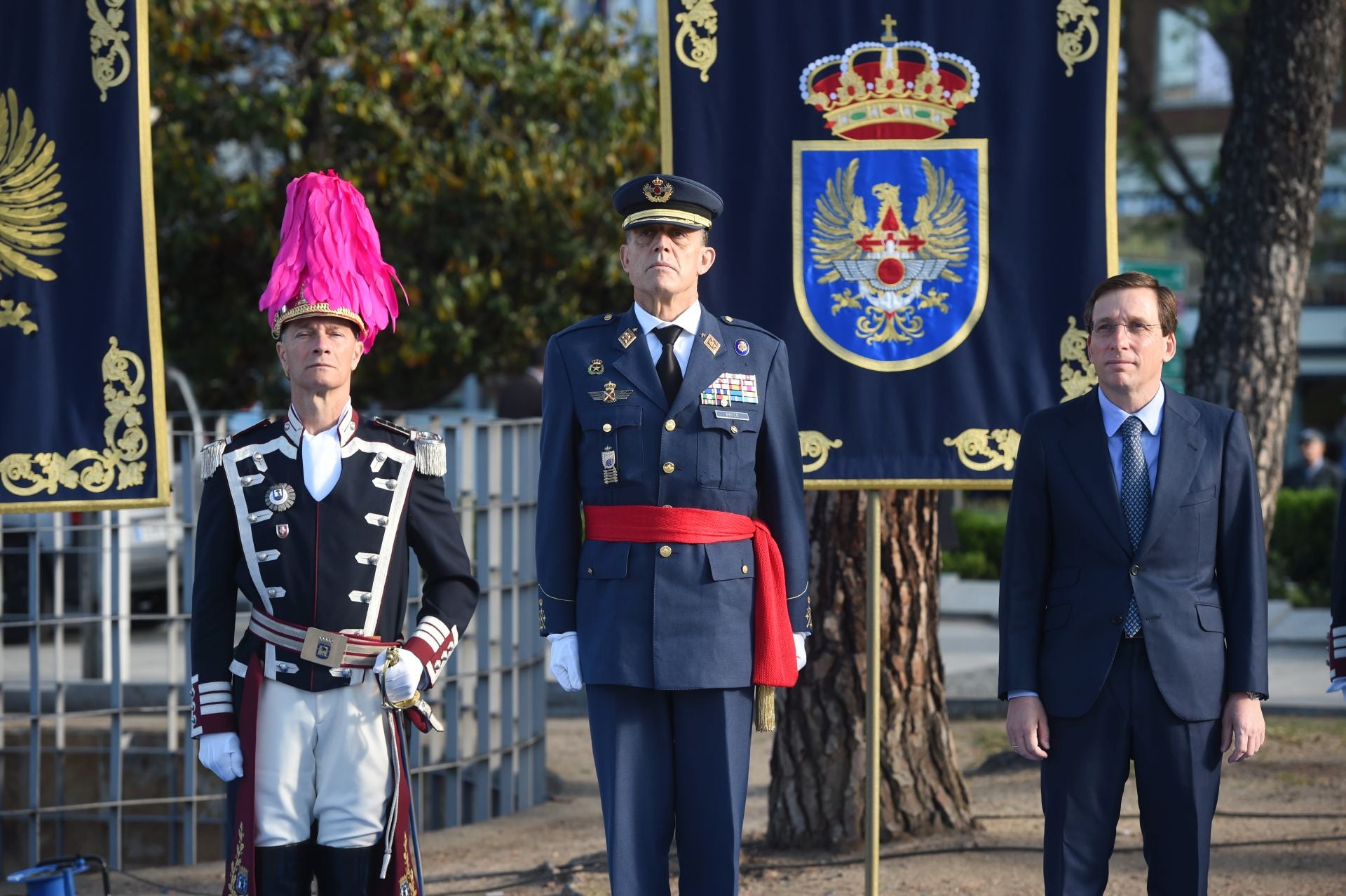 El alcalde de Madrid, José Luis Martínez-Almeida, durante el izado de bandera