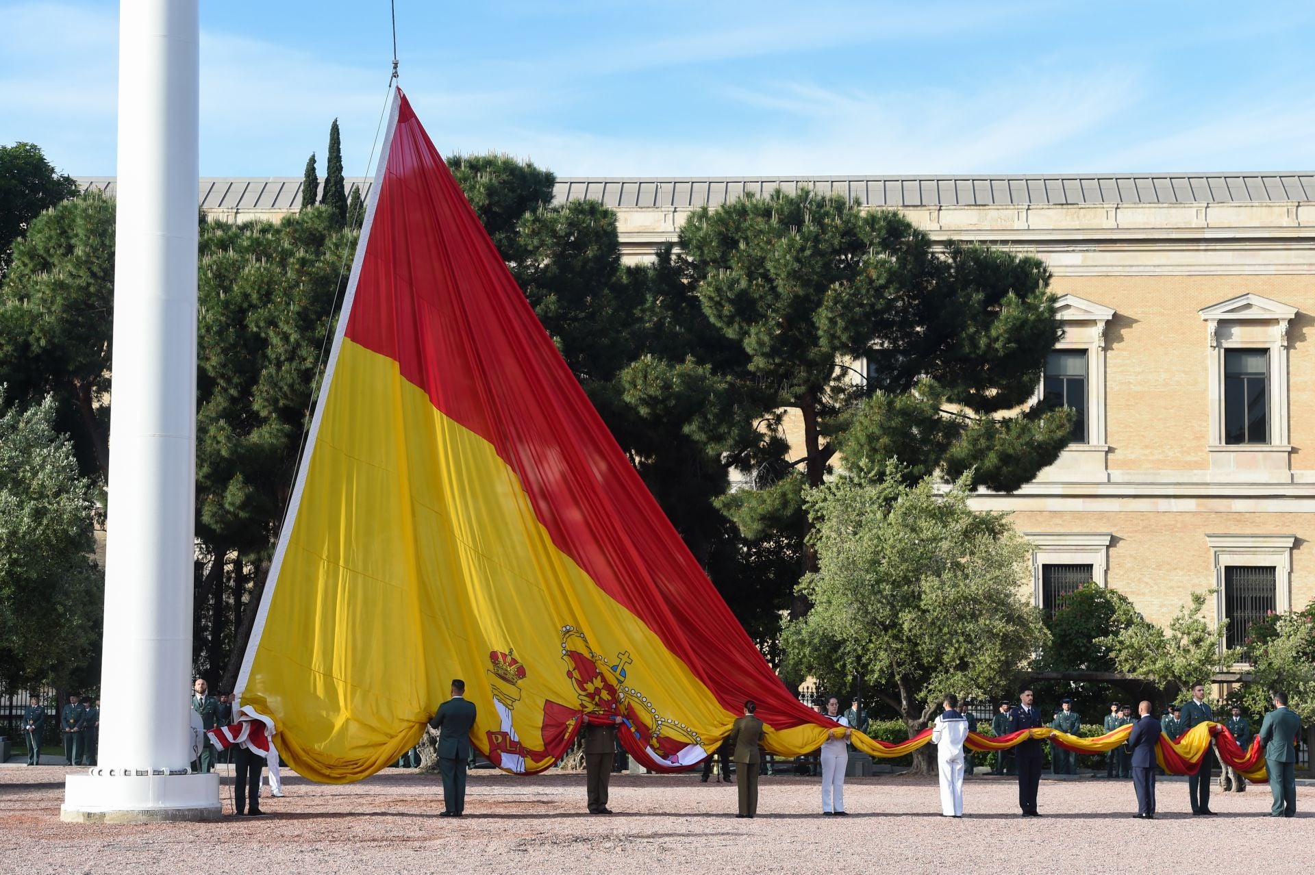 Izado de bandera en la Plaza de Colón (Madrid)
