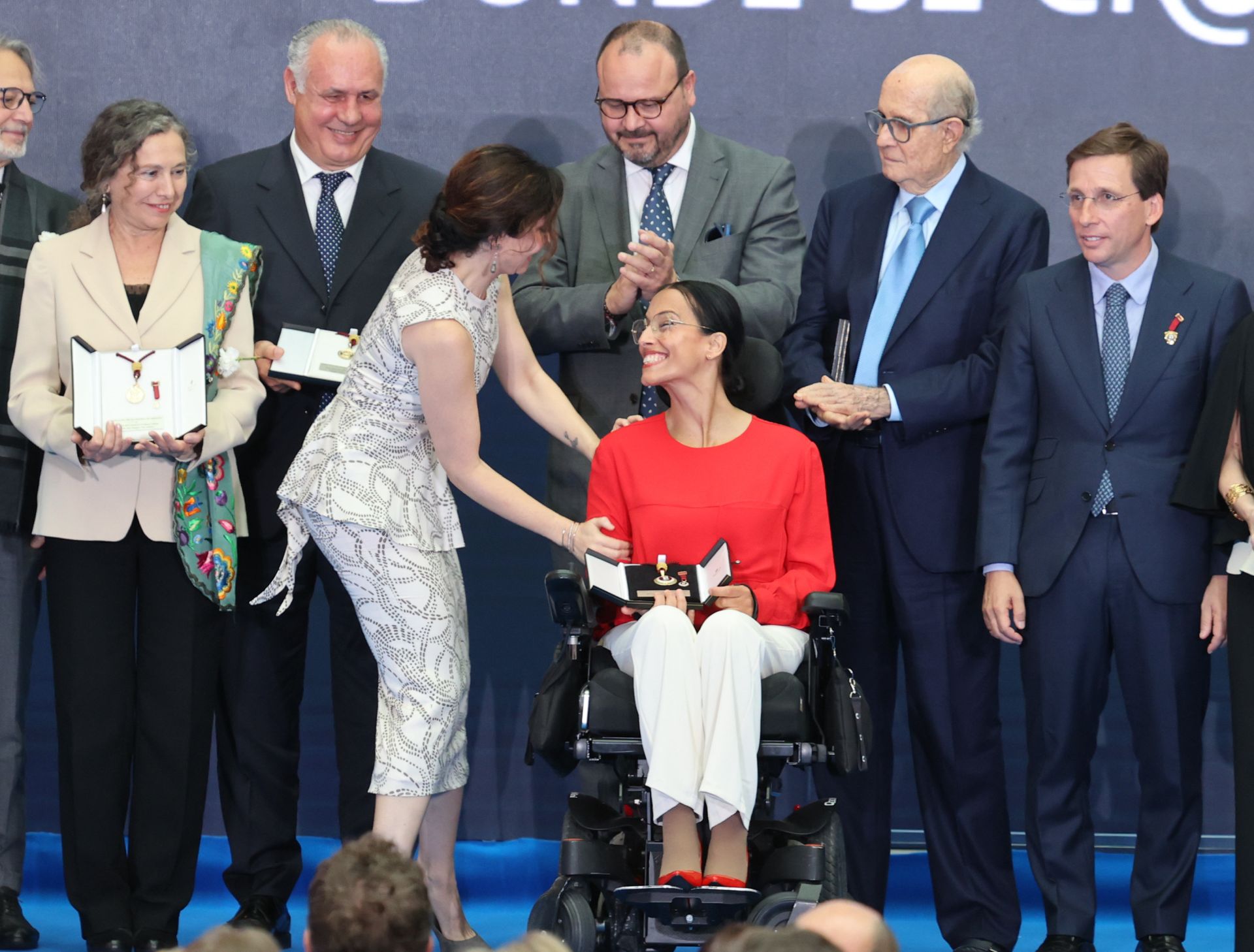 La presidenta de la Comunidad de Madrid, Isabel Díaz Ayuso, junto a una de las galardonadas, la medallista Teresa Perales, este jueves en el Palacio de Cibeles