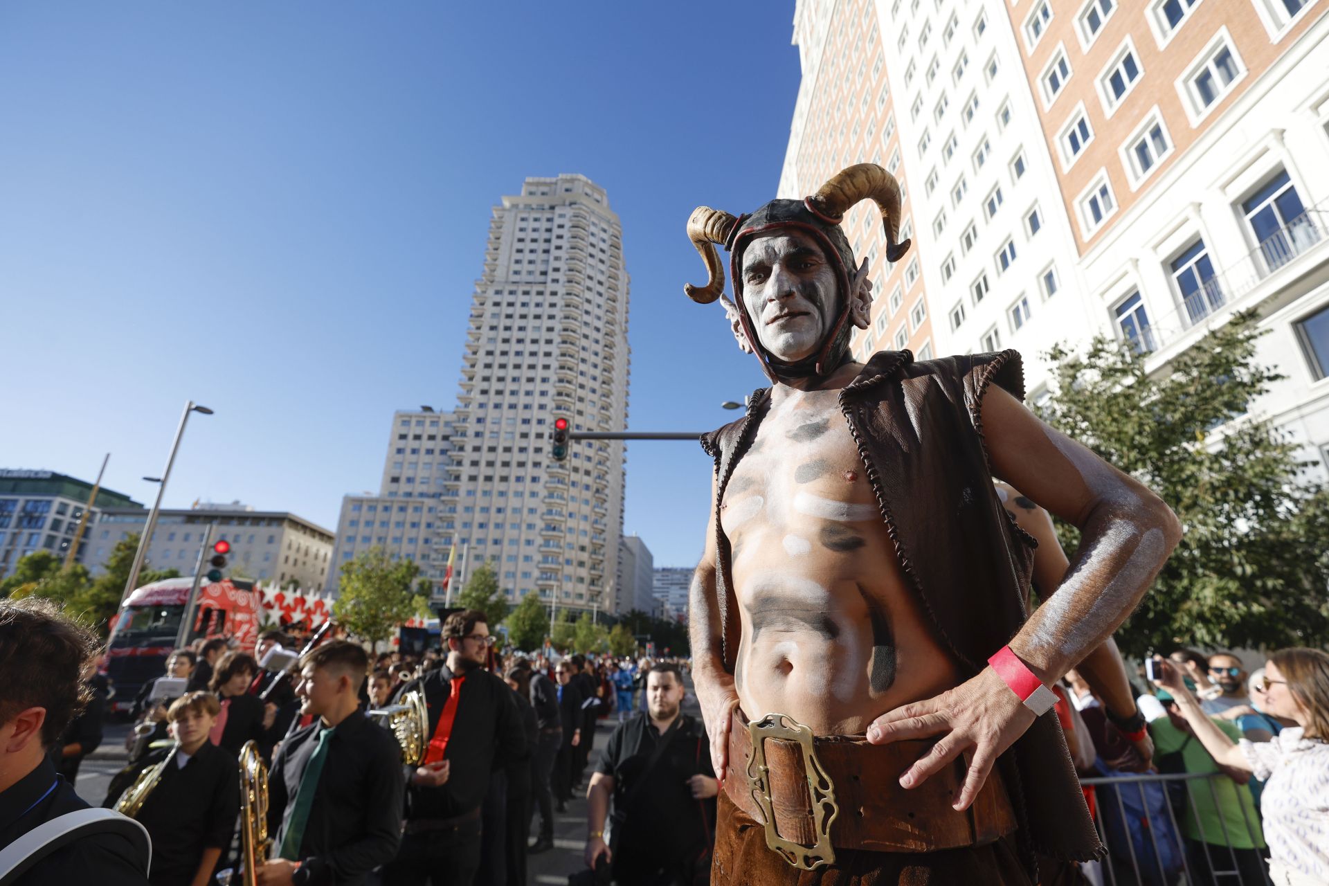 Una veintena de países han desfilado en la Gran Cabalgata de la Hispanidad