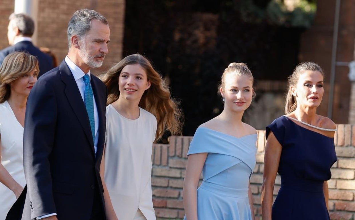 Los Reyes, junto a sus hijas, a la llegada a los Premios Princesa de Girona