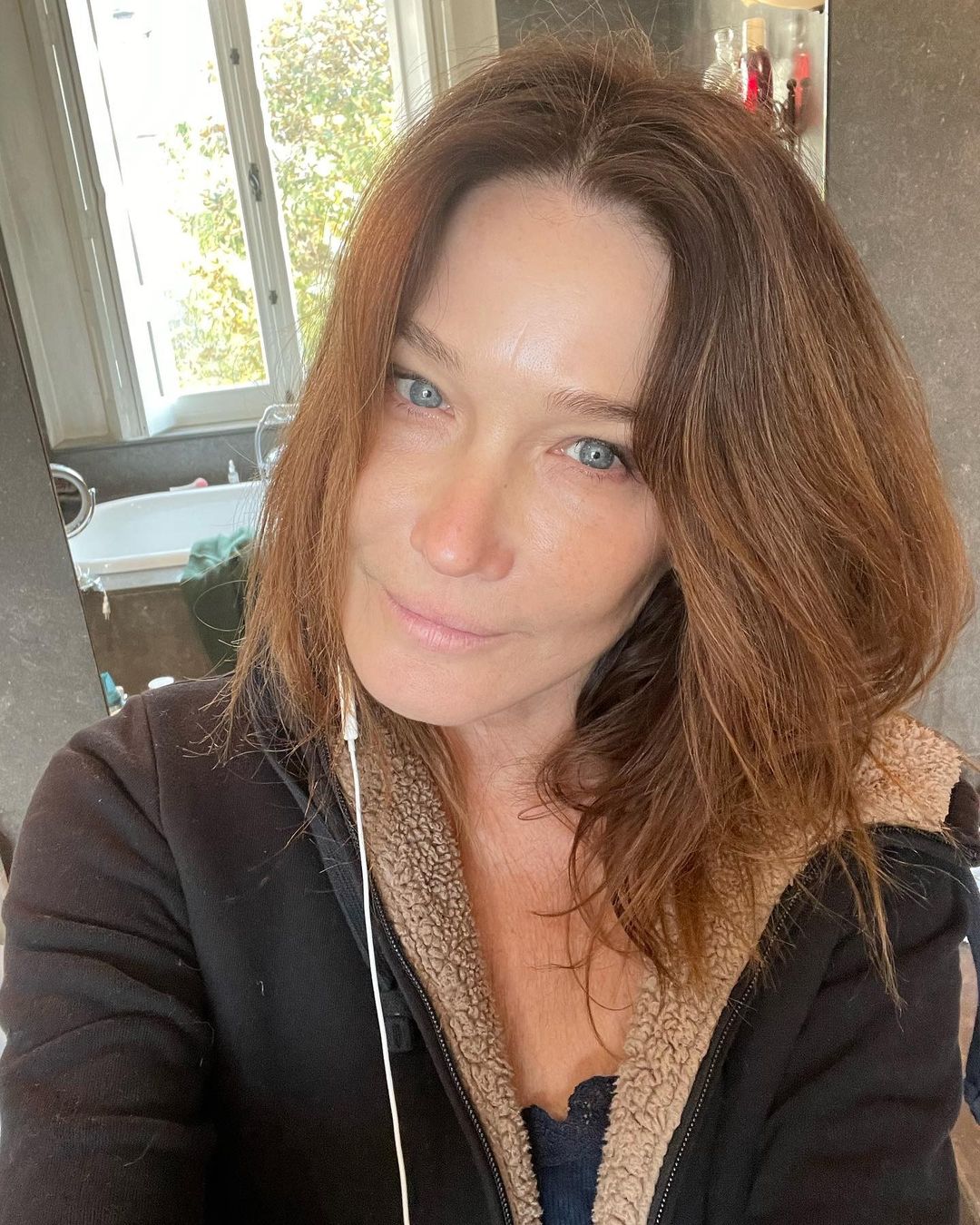 Carla Bruni luce una piel muy luminosa a sus 54 años, y sin una gota de maquillaje.