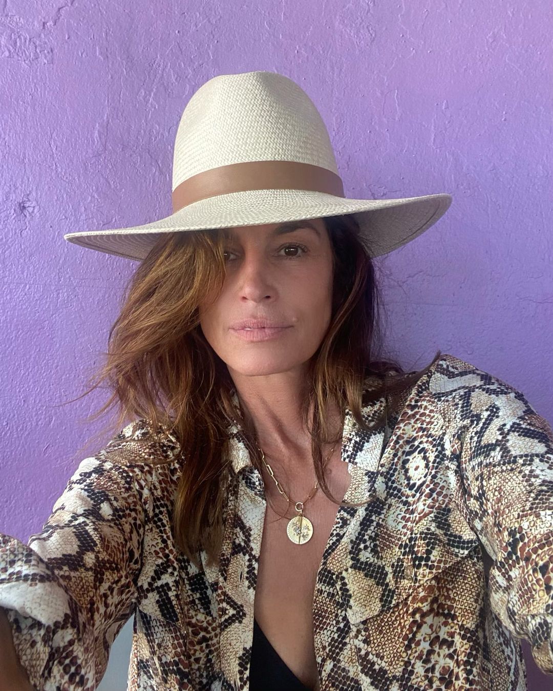 Cindy Crawford es otra de las famosas que no duda en posar sin maquillaje. A sus 56 años la modelo comparte muchas fotos mostrándose al natural, sin ocultar que le gusta cuidarse para estar espléndida.