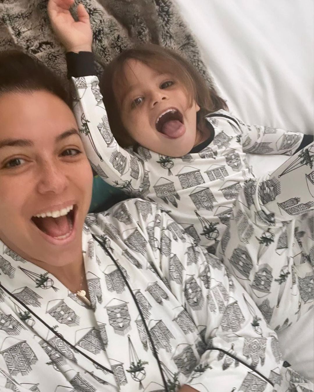 Eva Longoria es otra de las famosas que también le gusta mostrarse al natural. La actriz comparte esta divertida foto con su hijo recién levantados.