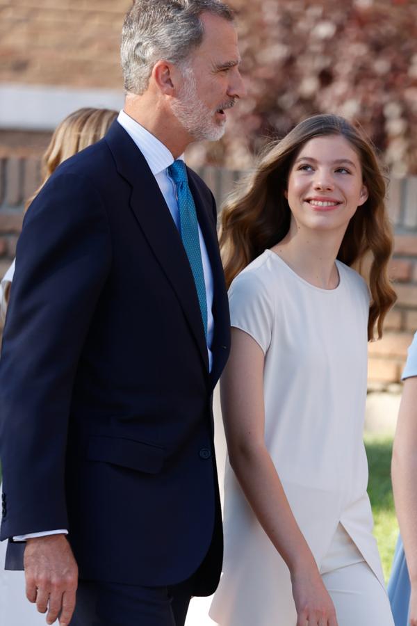 Sofía, con estilo propio. La infanta escogió un modelo con mucha personalidad, compuesto por pantalón en blanco roto y blusa a juego que se convertía en una especie de capa abierta larga. El pelo, también distinto a su madre y hermana, pues en su caso iba suelto y con ondas en la larga melena.