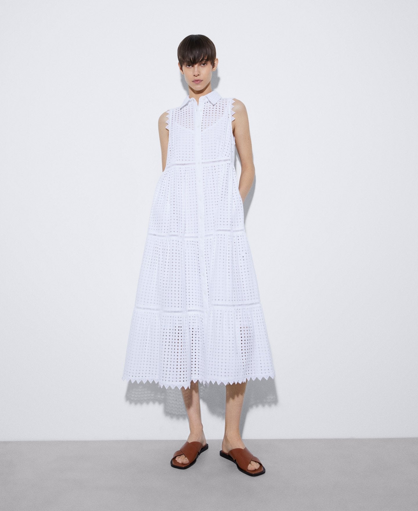 Vestido camisero largo con cuello de Adolfo Domínguez. Precio: 129€ (antes 199€).