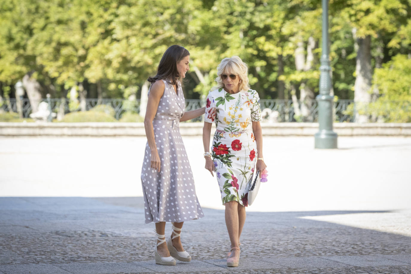 Jill Biden compró un modelo en Castañer  siguiendo las directrices de estilo de doña Letizia. Sin embargo, para su visita a la Granja de San Ildefonso durante la cumbre de la OTAN, eligió unas alpargatas en color rosa de cuña baja y pulsera, de la marca Alhamas en concreto el modelo Marga. Se pueden conseguir en la tienda online de la marca por un precio de 75,90 €, y en su caso, son unas alpargatas que le había regalado la esposa del presidente Pedro Sánchez, Begoña Gómez.