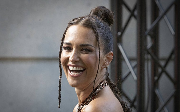 Imagen principal - La actriz ha lucido un original recogido: se trata de una trenza alta acompañada de dos mini trenzas laterales.