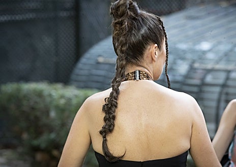 Imagen secundaria 1 - La actriz ha lucido un original recogido: se trata de una trenza alta acompañada de dos mini trenzas laterales.