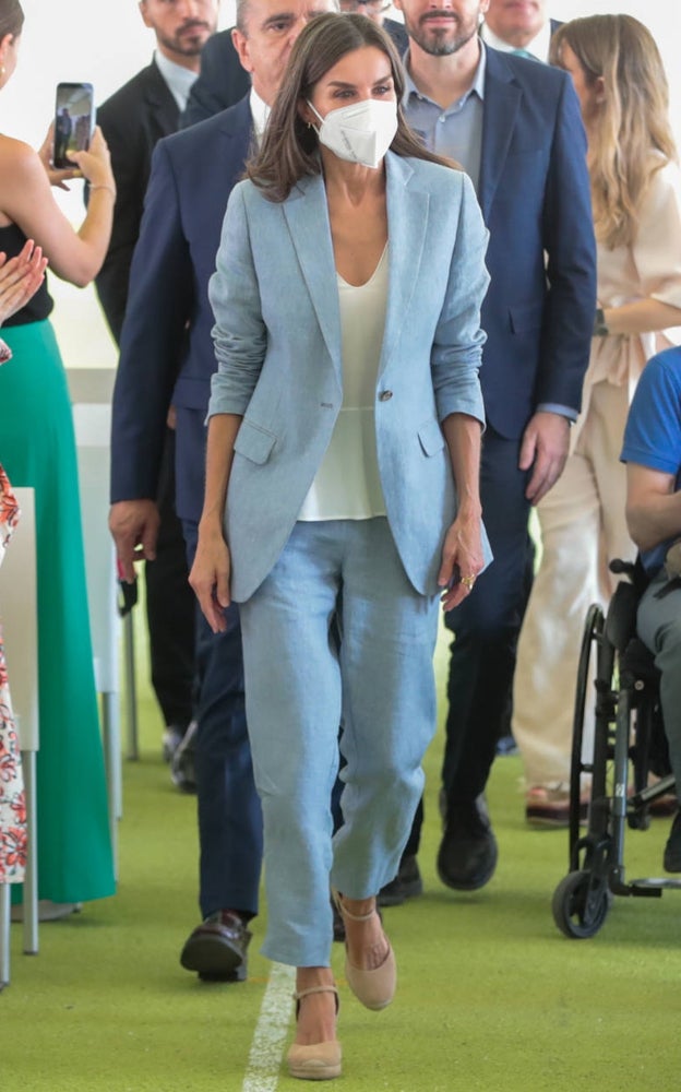 Doña Letizia con traje de chaqueta y alpargatas.