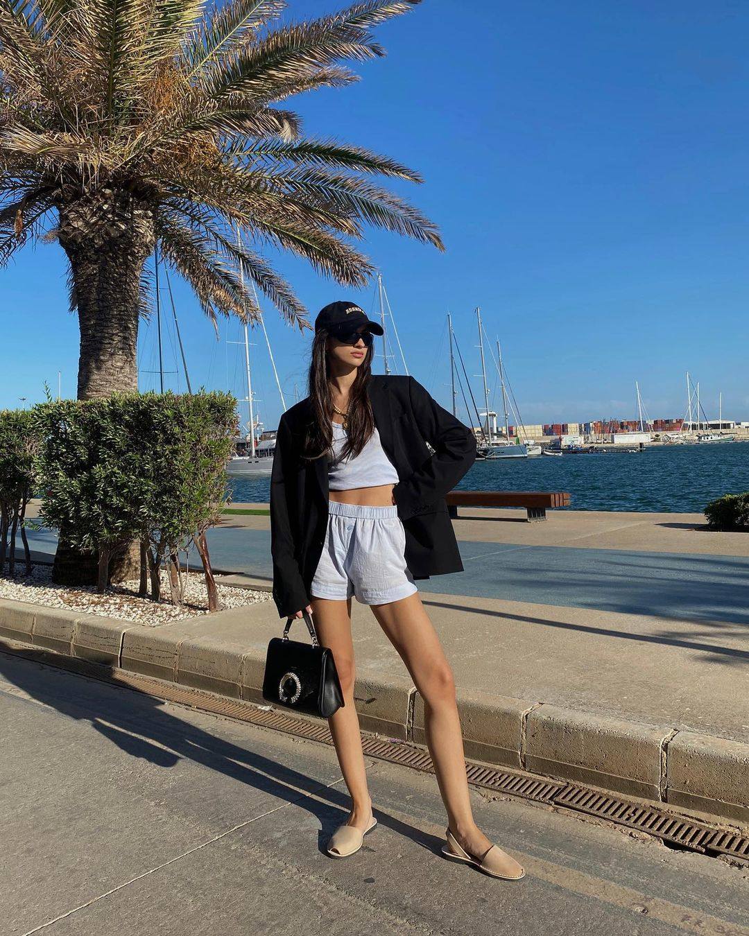 Las avarcas menorquinas le pisan los talones a las alpargatas. La popularidad de este calzado es cada vez es más notable entre las 'influencers' y las famosas que quieren, al igual que con el uso de las alpargatas, poder combinar sus 'outfits' con el zapato más cómodo. Mibo es una de sus marcas preferidas, que han llevado, entre otras, Carmen Chaparro, Andrea Guasch, Nuria Roca o Meri Lozano. Esta última luce un modelo clásico de la marca en tono arena.