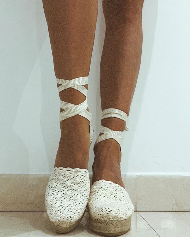 Irene Rosales, la mujer de Kiko Rivera, apuesta por unas alpargatas de la firma Toni Pons. Se trata de un original  modelo de ganchillo en color crudo, no demasiado alto y con lazadas al tobillo. En la web de la marca su precio es de 69,96€.