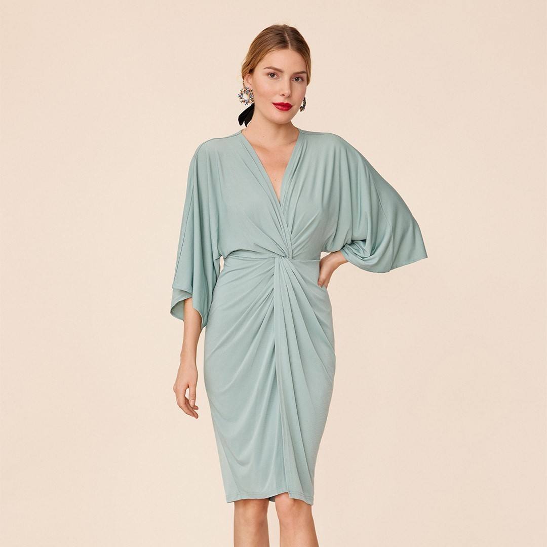 Bruna ofrece este vestido Cher Mist L´Avenue por 92,90€ (de 115€ anteriormente) para lucir, por ejemplo, en cualquier boda, con la comodidad de una seda elástica y la elegancia de las mangas tipo kimono. Permite un look sencillo, confortable y en tendencia, siguiendo las líneas de la propia firma.