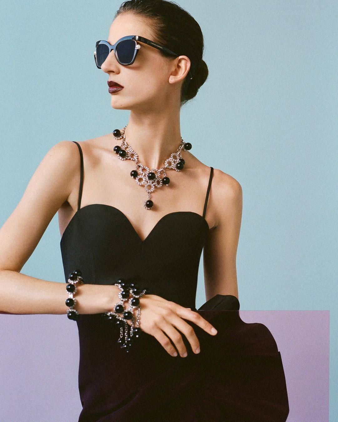 Carolina Herrera presenta uno de los diseños de gafas más sofisticados de este verano. Este modelo  extra grande incluye detalles de perlas en los laterales convirtiéndolas en el diseño perfecto para marcar la diferencia. 