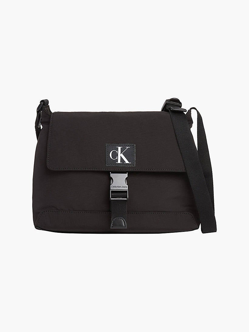 Clásica bandolera negra de Calvin Klein fabricada de nailon reciclado. De 79,90€ a 55€ en la página web de la firma.