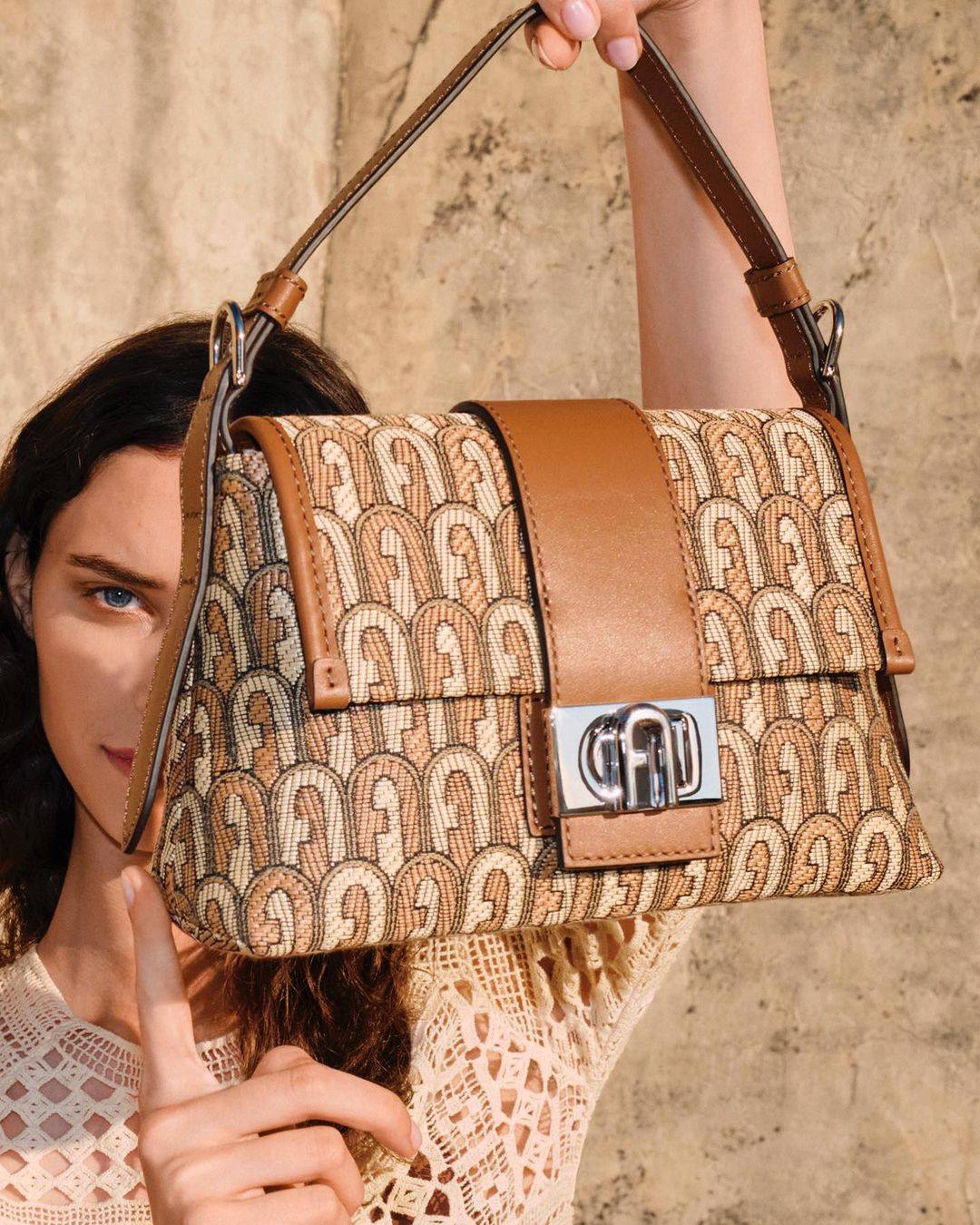  El bolso de hombro de tamaño pequeño Furla Charlotte está rebajado en la página web de la marca un 50%: De 335€ a 167€, y permite regular la longitud de sus correas para poder utilizarlo también como bolso bandolera. 