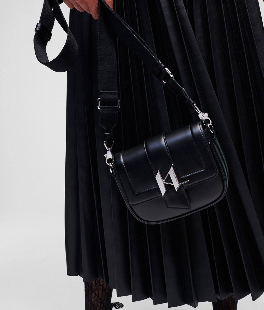 Por 147€ se puede comprar este bolso de Karl Lagarfeld modelo K/Saddle, antes en 295€, y obtener,así, un bolso básico tanto para día como para noche.