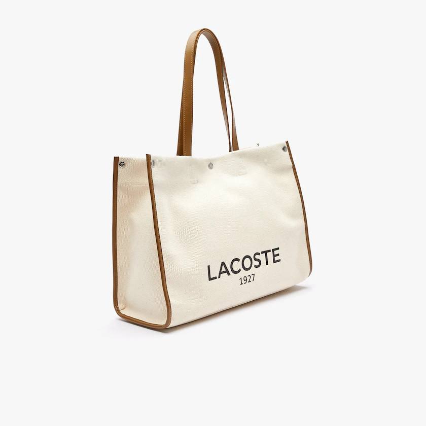 La popular marca de Lacoste  también ha optado por incluir ofertas en sus bolsos.  Este bolso shopper Héritage Canvas que incluye inscripción de la marca cuesta 96,00 € (160€ originalmente) en la página web.  