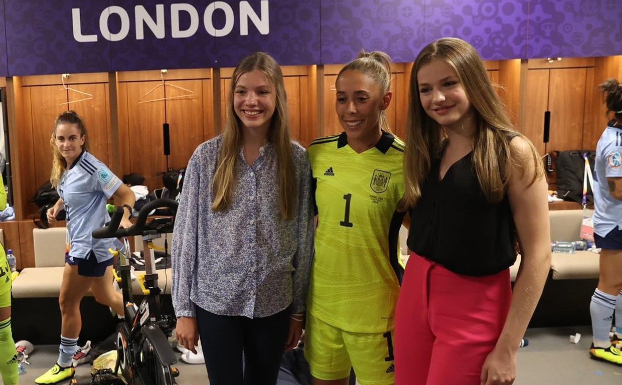 La princesa Leonor y la infanta Sofía durante el pase a cuartos de final de España en la Eurocopa femenina