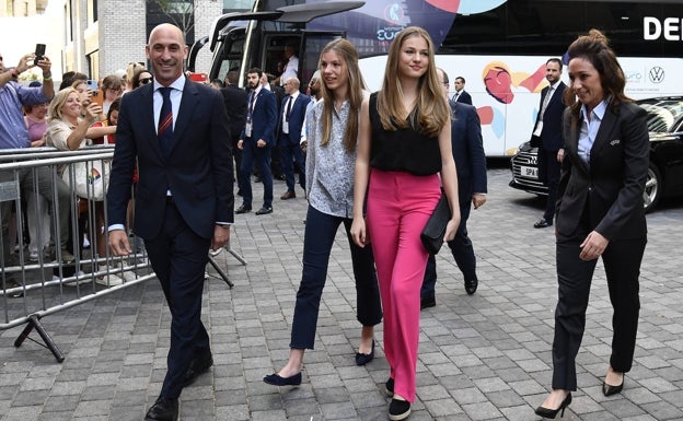 La princesa Leonor y la infanta Sofía en su llegada a Brentford