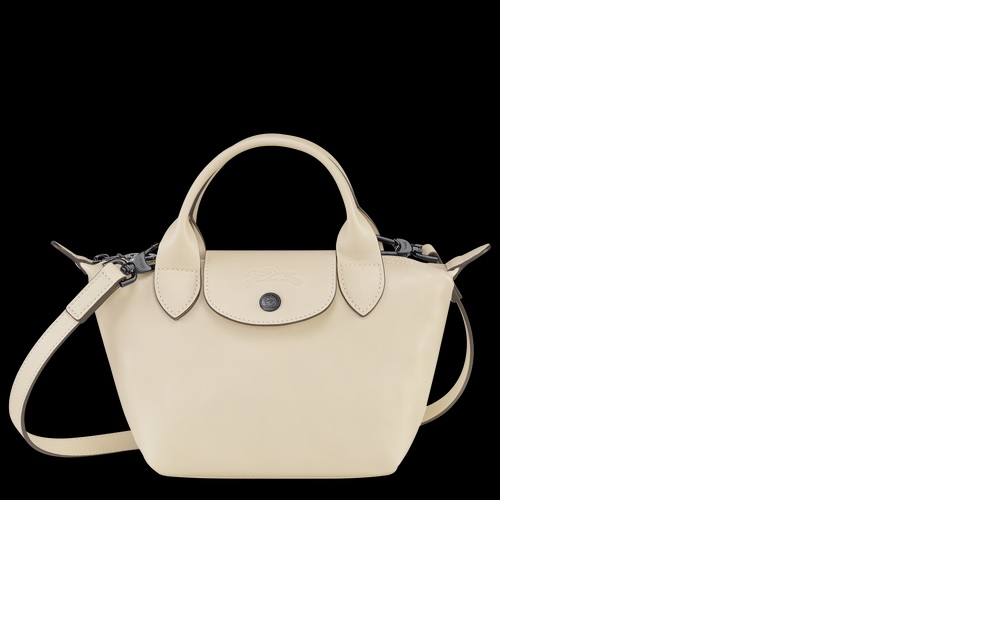 Diseño plegable de Longchamp, concretamente modelo Le Pliage Cuir, que es una miniatura del bolso más tradicional de la marca con asa superior. Costaba 290€ y actualmente 174,00€.