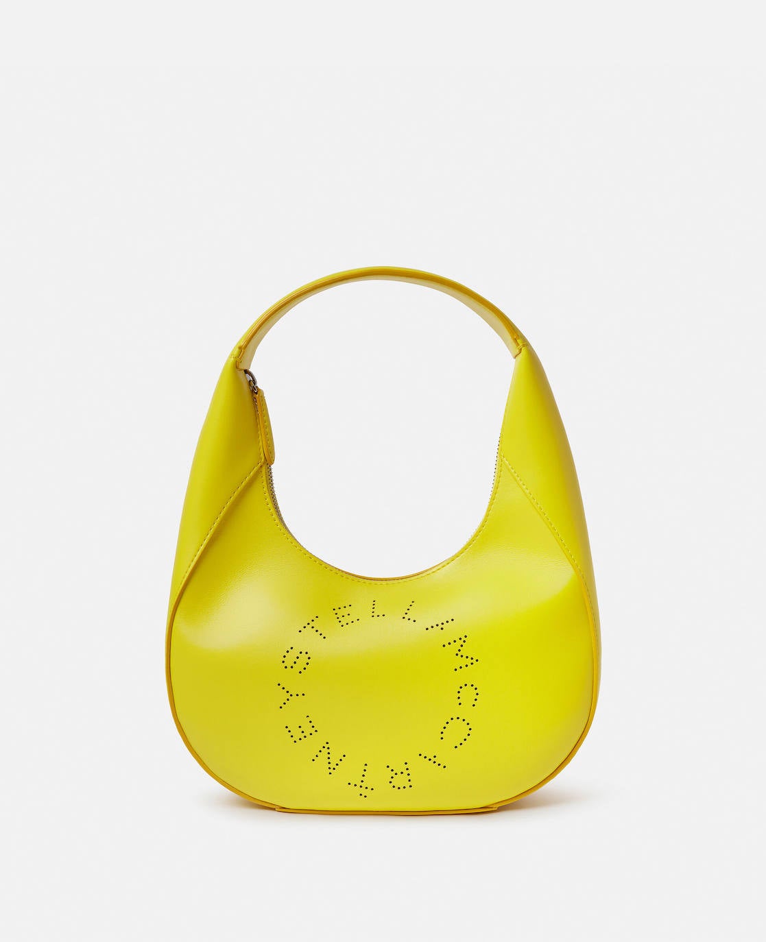 Small Stella Logo Hobo Shoulder de Stella Mccartney en color cítrico y logo incorporado,  es una apuesta muy llamativa de bolso que se puede conseguir por 416,50€ (de 595€).