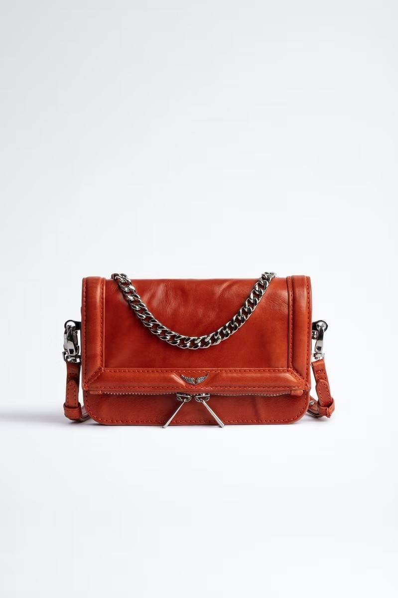 Bolso Rock Nano Novel de Zadig&Voltaie, en color sunset puede comprarse a 294€ (420€). Y es una apuesta ideal para combinarlo a lo largo de todo el día. 