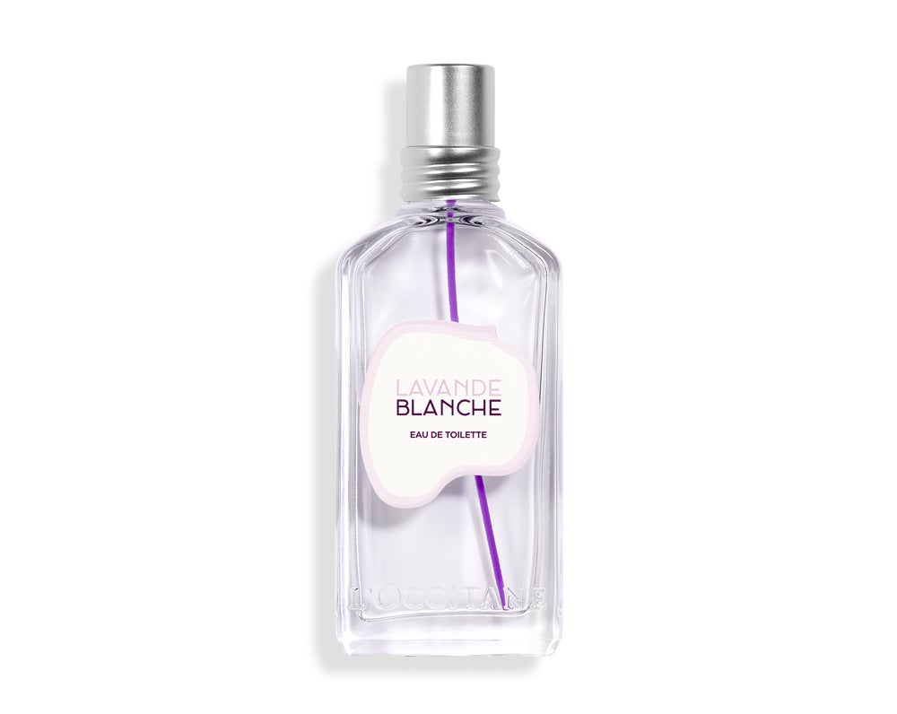 Lavanda Blanca de L'Occitane (49 €, 50 ml). Un eau de toilette que emana un perfume tan ligero y suave como la brisa veraniega, un perfume fresco y delicado que recuerda a la ropa recién lavada y que cuenta con bergamota, cédrat y petit grain en las notas de salida, lavanda blanca, rosa blanca y grosella negra en el corazón, y cedro, almizcle blanco y sándolo en las notas de salida. Esta gama, que también cuenta con gel de ducha, crema de manos, leche de cuerpo y perfume en gel, se cultiva para fortalecer a la lavanda de la Provenza amenazada por la sequía y la cicadella, un insecto portador de enfermedades.