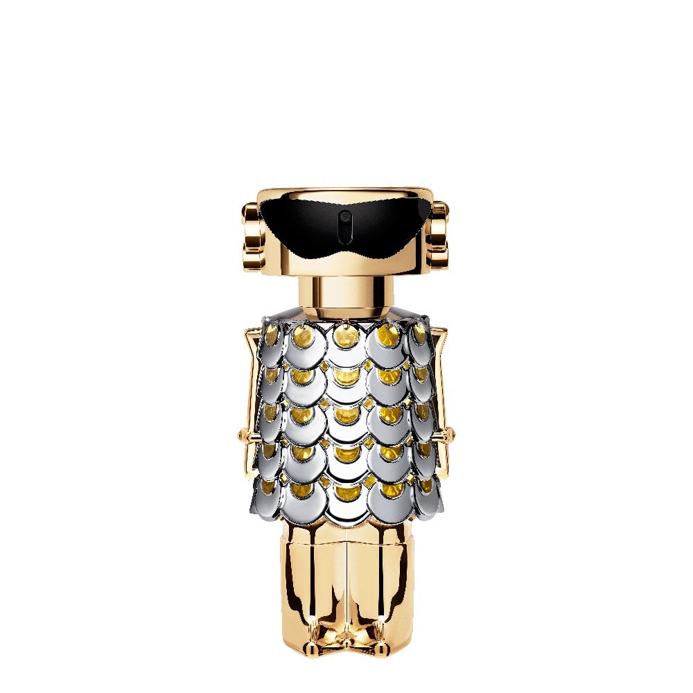 Fame de Paco Rabanne (128 €, 80 ml). Radiante, alegre, sensual, así es la nueva fragancia femenina de Paco Rabanne. Con un 90% de ingredientes de origen natural, incluye en su fórmula ingredientes estrella como el mango, exquisito y suculento, el jazmín, delicado y etéreo y el incienso, cremoso, sensual y adictivo. El frasco, fabricado en metal, material característico del diseñador, recoge la esencia del estilo de la marca: vestido con discos plateados, piercings, gafas negras... Elle Fanning es la embajadora de la fragancia.