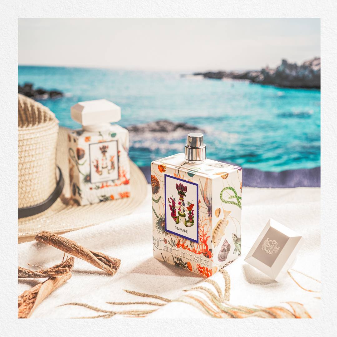 A'mmare de Carthusia (100 €, 100 ml). Cítrica, marina e increíblemente fresca, así es la nueva fragancia de la firma de perfumería artesanal inspirada en los veranos de Capri. Se trata de una fragancia unisex que recrea los soleados veranos de la isla, un apasionado idilio con las cristalinas aguas y el aroma a verano que deja la sal en la piel. El perfumista Luca Maffei ha recurrido a una salida a base de bergamota y romero, salpicados por cristales de sal, un corazón con acordes acuáticos y marinos aderezados con hojas de menta y una base amaderada y envolvente con toques de pachuli y almizcle.