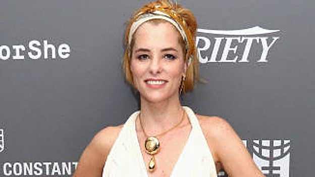 Parker Posey posando con un recogido con pañuelo