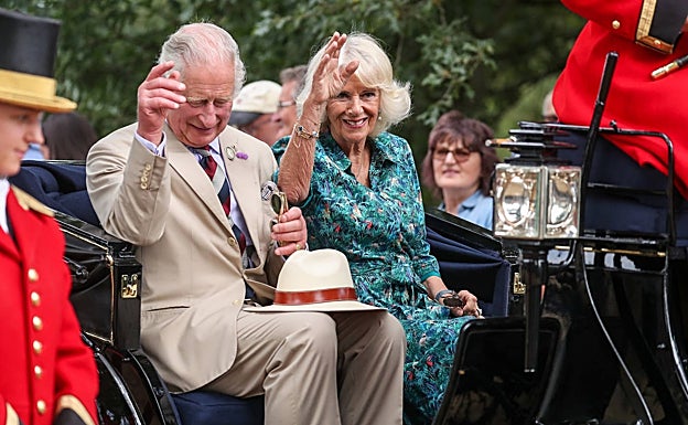 El vestido de Camilla resta años y es perfecto para el verano