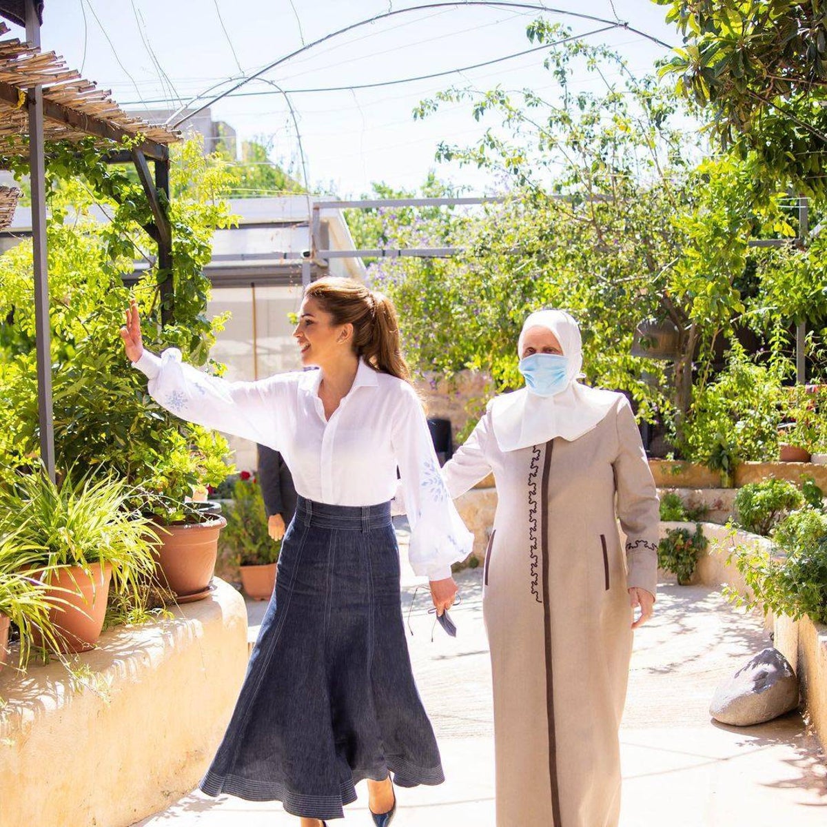 Rania de Jordania lleva la falda que será tendencia este otoño