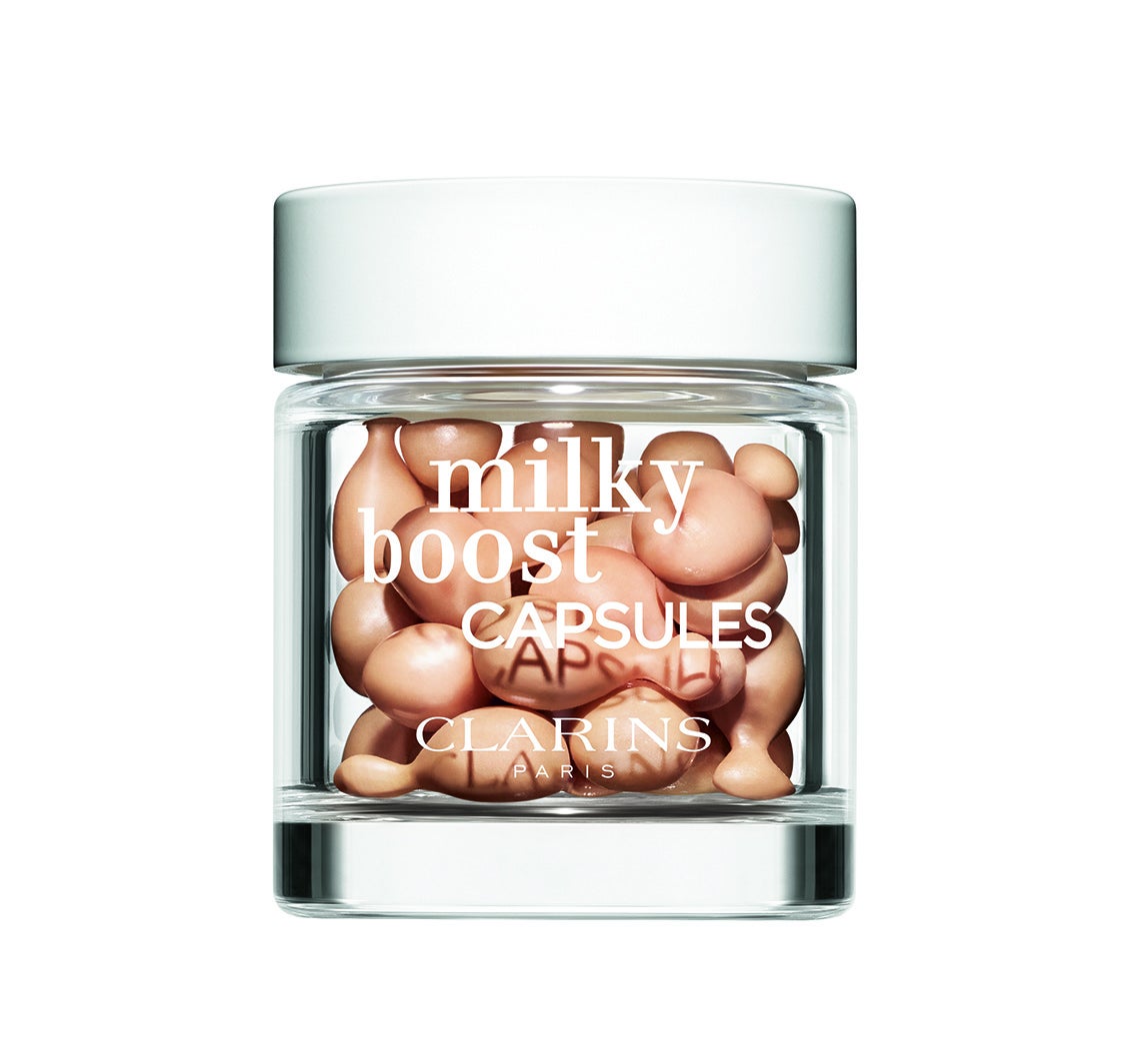 Base de maquillaje en cápsulas Milky Boost Capsules de Clarins (29 €). Un maquillaje fluido con una cobertura natural con acabado satinado y en un formato eco-responsable y muy práctico para el verano. La fórmula incluye un 94% de ingredientes de origen natural proporciona buena cara al instante y una piel más luminosa día tras día.