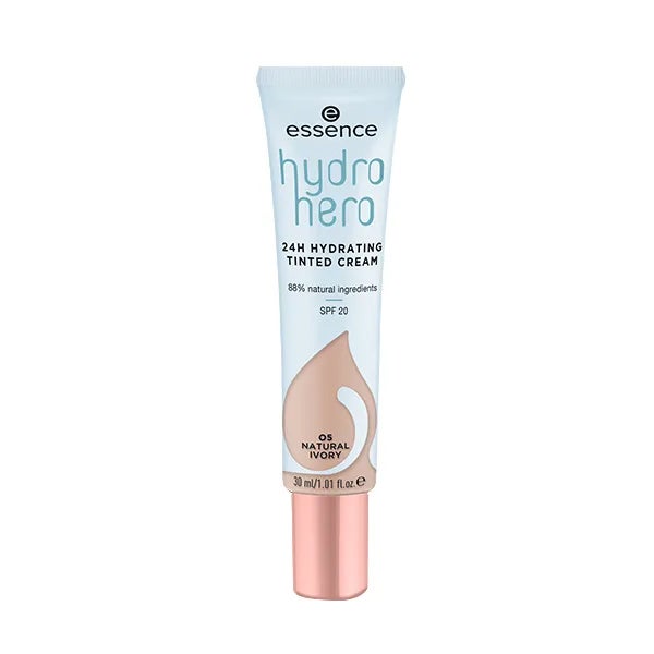 Essence Hydro Hero 24h Hydrating Tinted Cream (4,99 €, en Druni). Esta base de maquillaje de cobertura modulable de ligera a media, deja la piel uniforme con un acabado fresco y natural, a la ver que le proporciona una hidratación prolongada. Además, incluye filtro solar SPF 20. Está enriquecida con ácido hialurónico y formulada sin alcohol, aceites, siliconas ni perfume. El 88% de sus ingredientes son naturales.