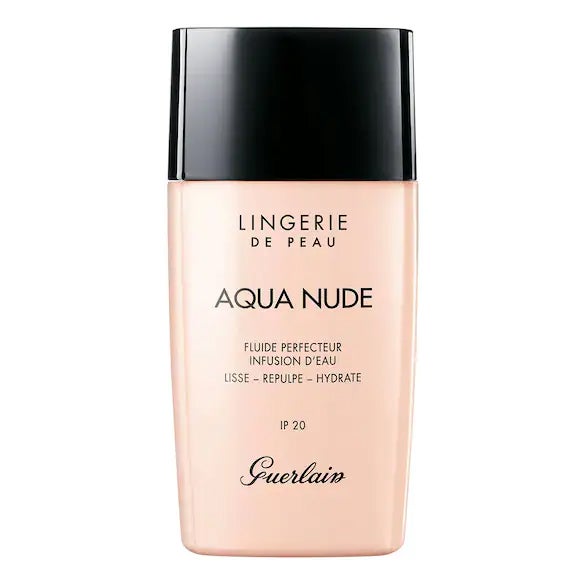 Maquillaje ligero y ultraligero Lingerie De Peau Aqua Nude de Guerlain (53,99 €). Una base de maquillaje que ofrece el efecto piel desnuda, a la vez que hidrata la piel, la alisa y perfecciona durante horas. Su fórmula, con agua de tratamiento, ofrece confort infinito y es perfecta para el verano. Es no comedogénico, y por lo tanto apto para pieles grasas.