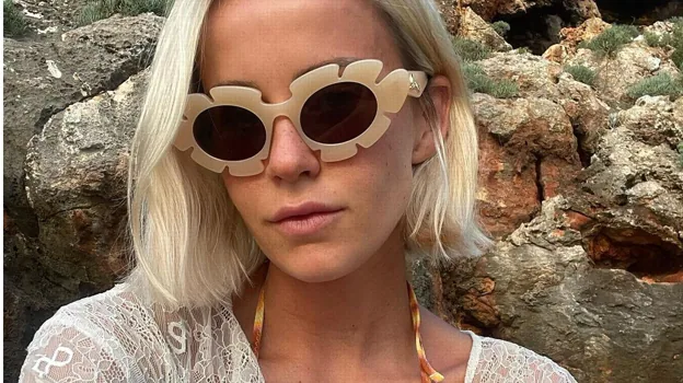 Mónica Anoz con gafas de sol de Loewe.
